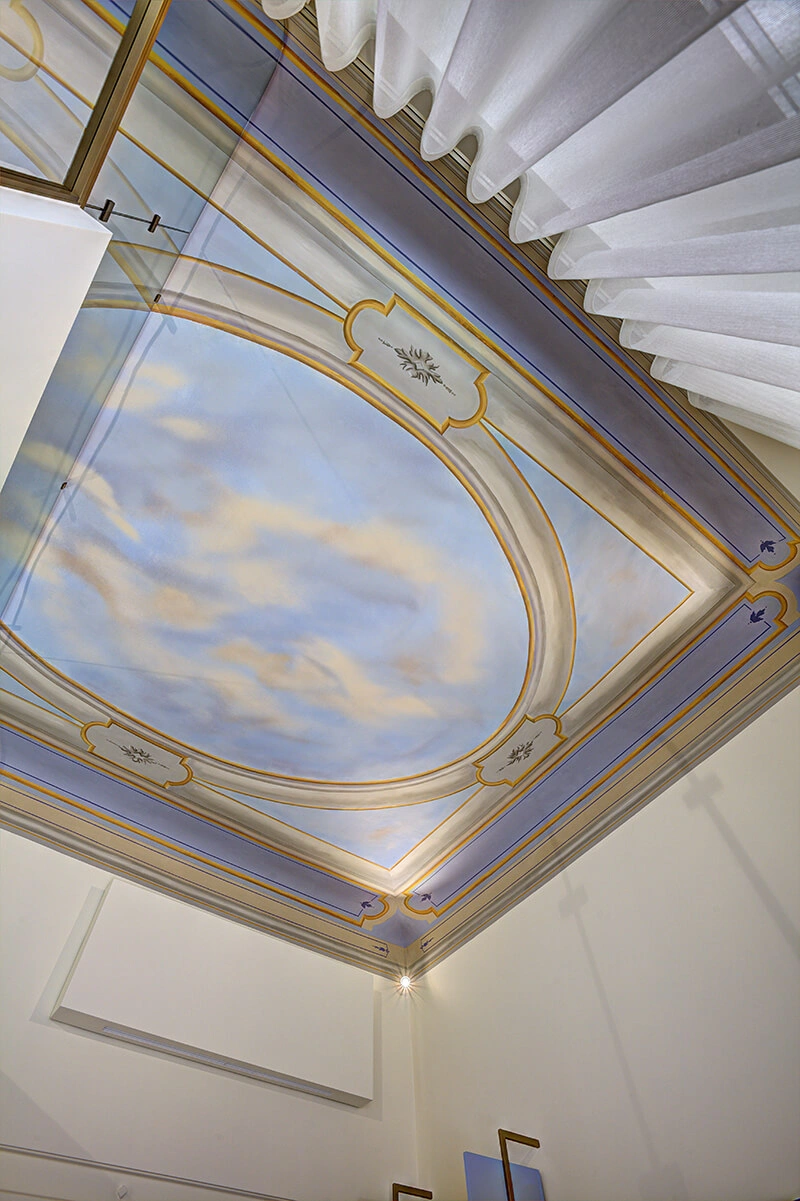 Cielo dipinto sul soffitto della Camera Cielo – Opera d'arte nel B&B Barletta.
