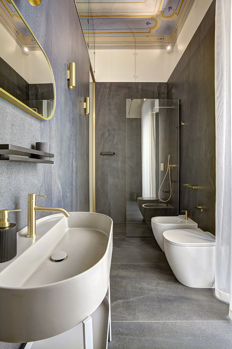 Bagno moderno della Camera Cielo – B&B Barletta con finiture gold.