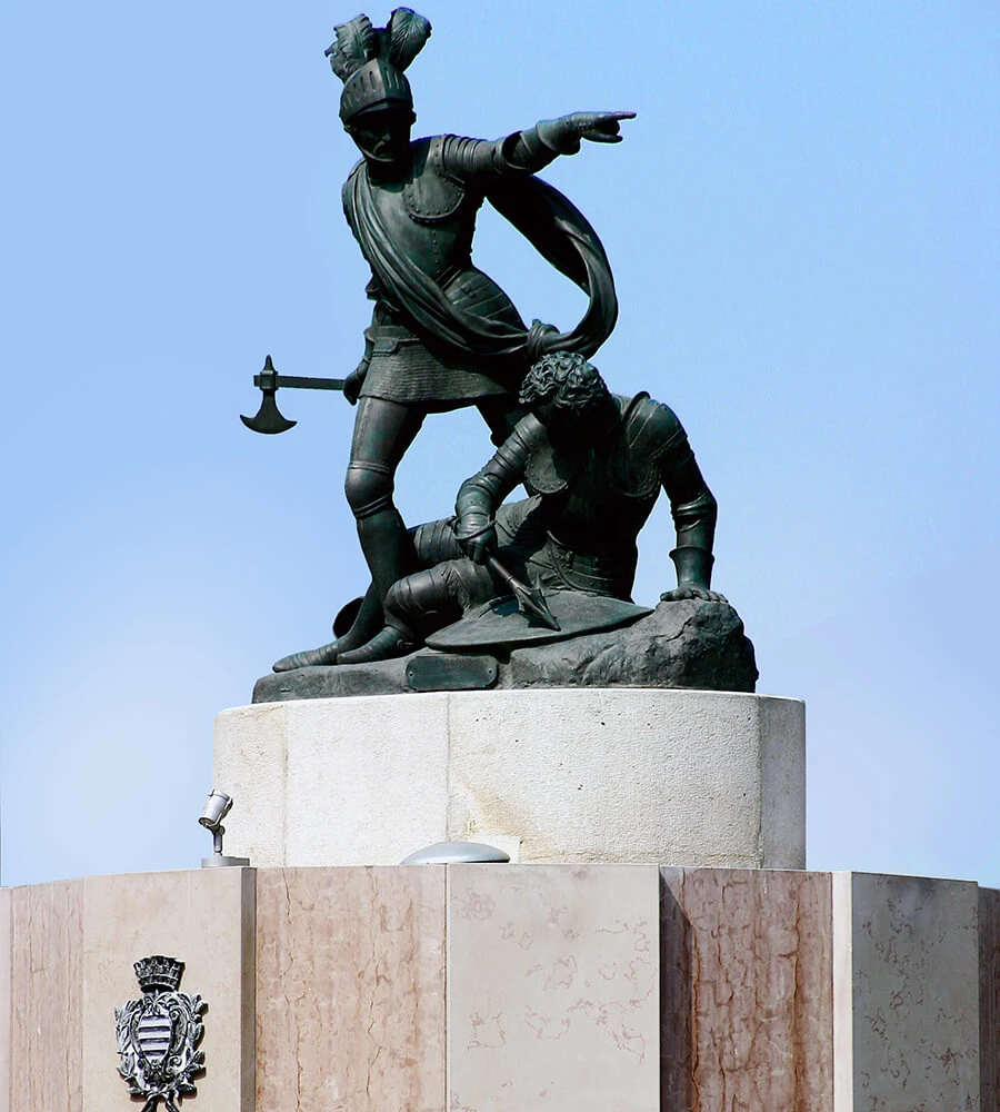 La statua di Ettore Fieramosca e la storica Disfida di Barletta.