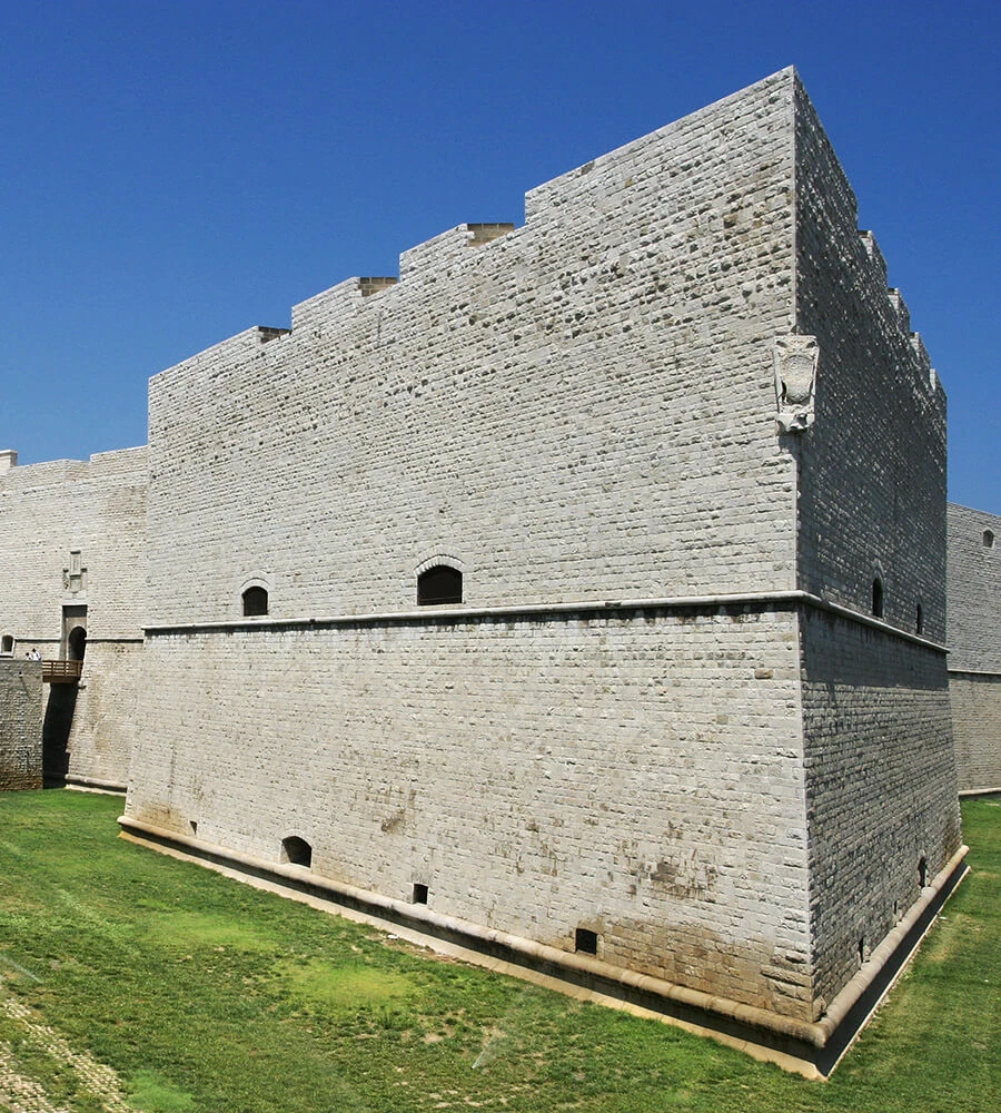 Il Castello Svevo di Barletta – Fortezza medievale da esplorare.